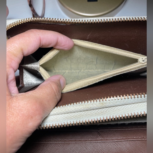 Michael Kors Double Zipper Jet Set Wallet - Picture 8 of 12